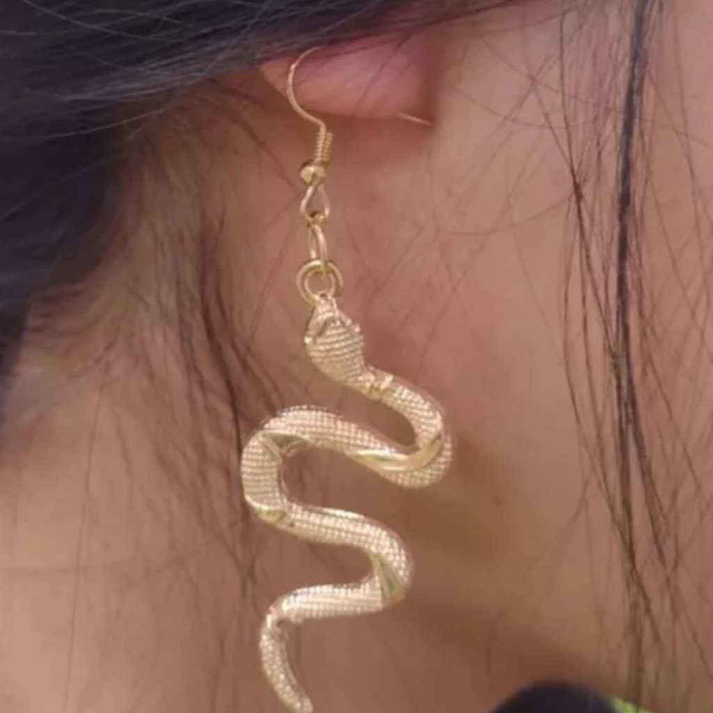 Aretes Largos En Forma De Serpiente Dorados